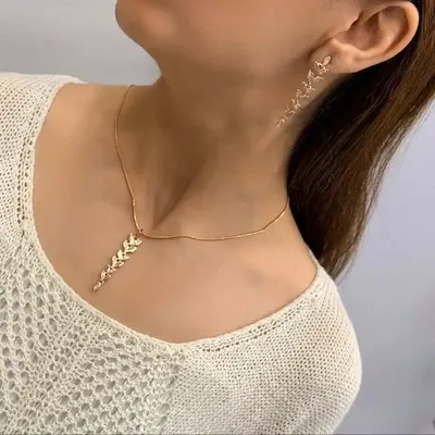 نیم ست گردنبند گوشواره طلایی خوشه ژوپینگ دریم روی گردن مدل