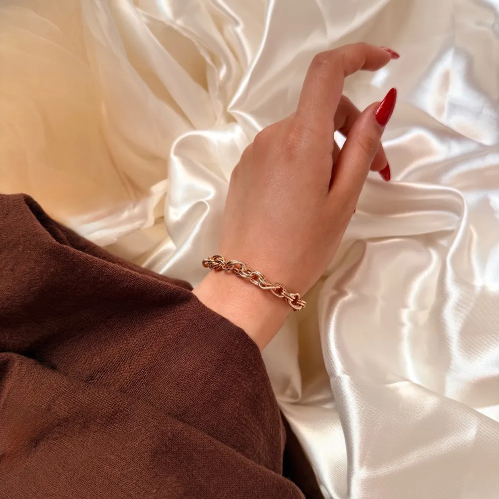 دستبند طلایی کارتیر ژوپینگ روی دست