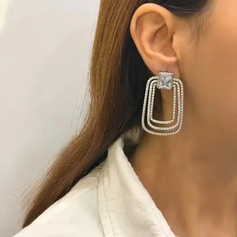 گوشواره مجلسی جواهری الماسه روی گوش