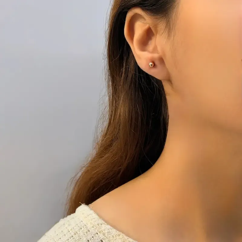گوشواره طلایی ژوپینگ میخی روی گوش مدل