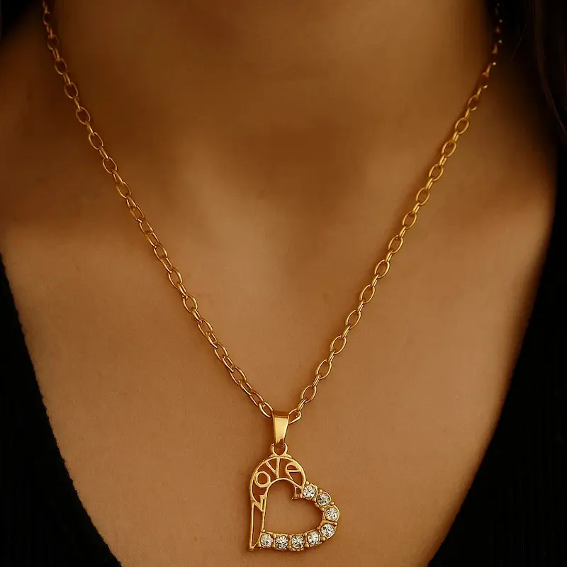 راهنمای کامل انتخاب پلاک گردنبند فانتزی؛ چگونه استایل خود را خاص کنیم؟